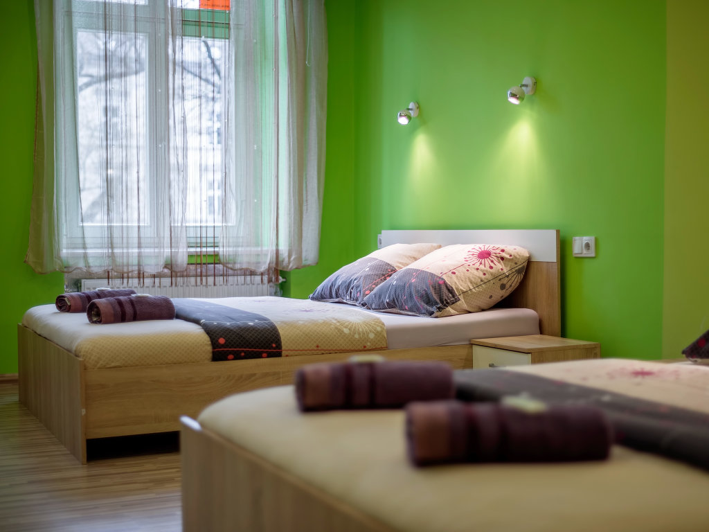 Queens Apartments & Hostel 70s