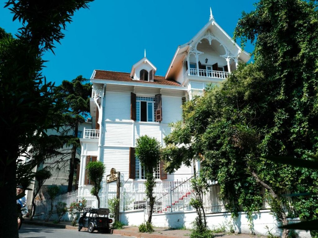 Kensington Prince's Island Historical Mansion